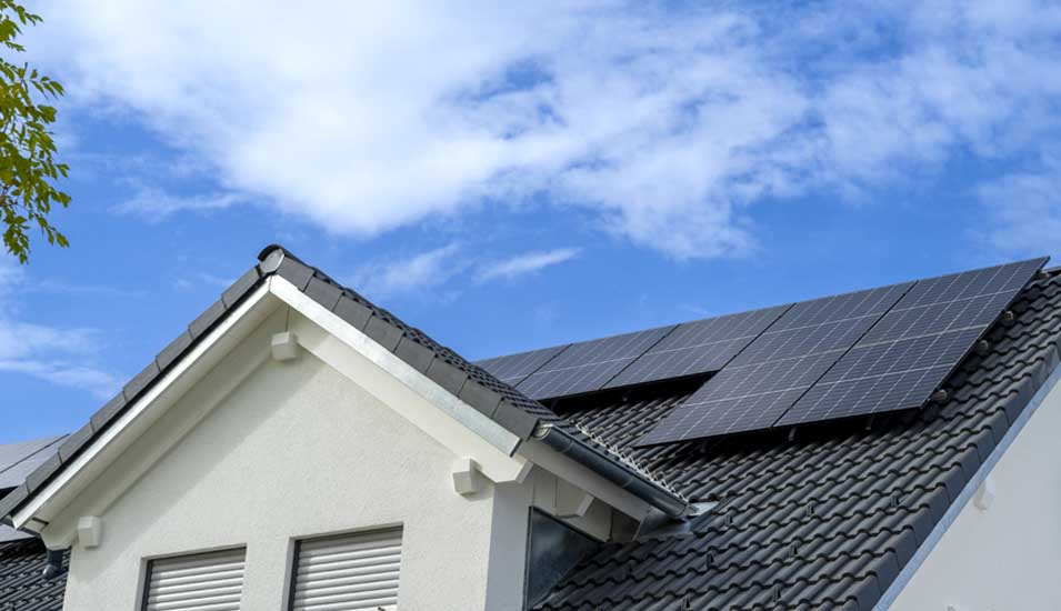Solarzellen auf einem Hausdach