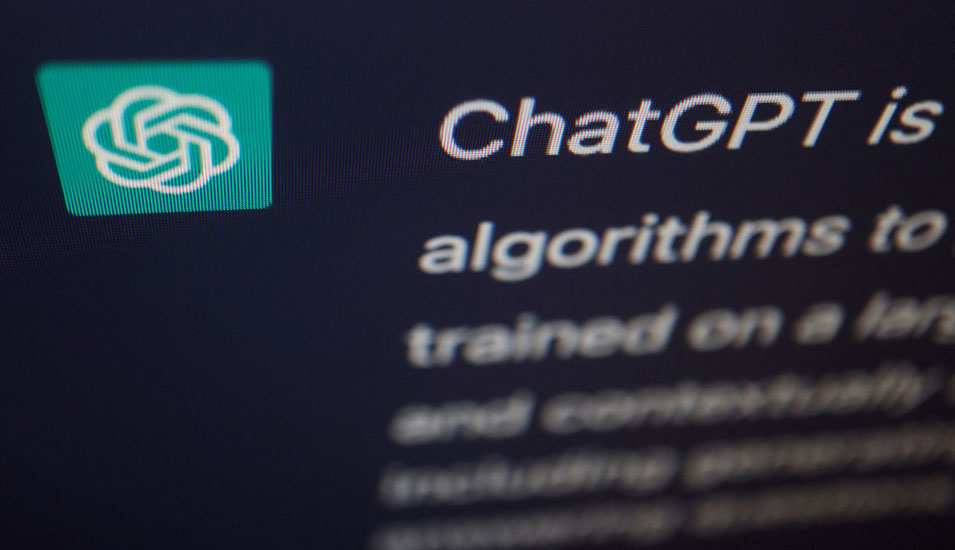 Symbolbild: CHatGPT-Logo und ein kurzer Textausschnitt über die KI.