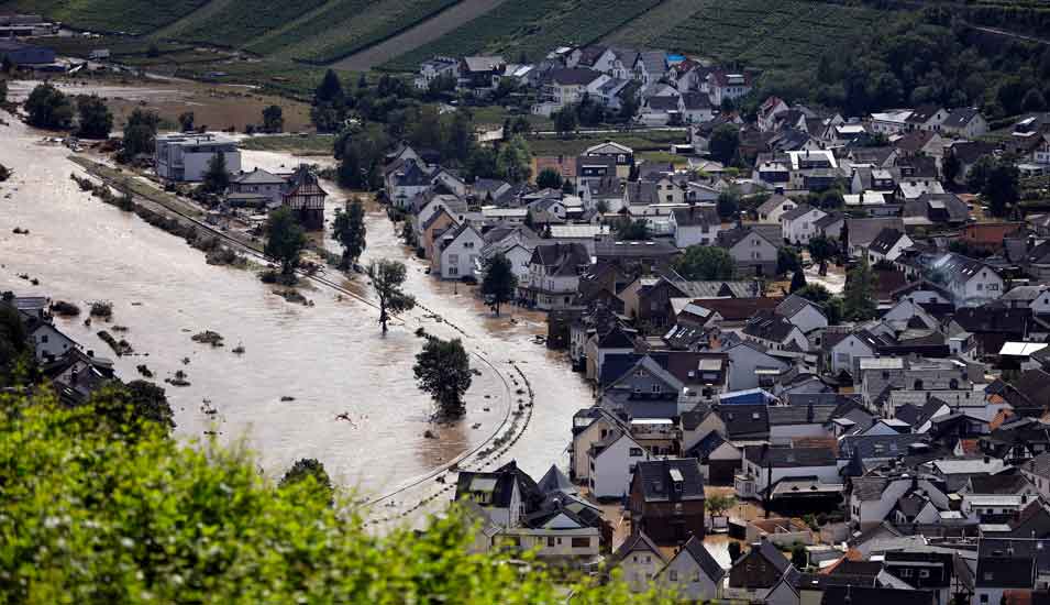 Luftaufnahme des Ortes Dernau mit deutlichen Überschwemmungen.