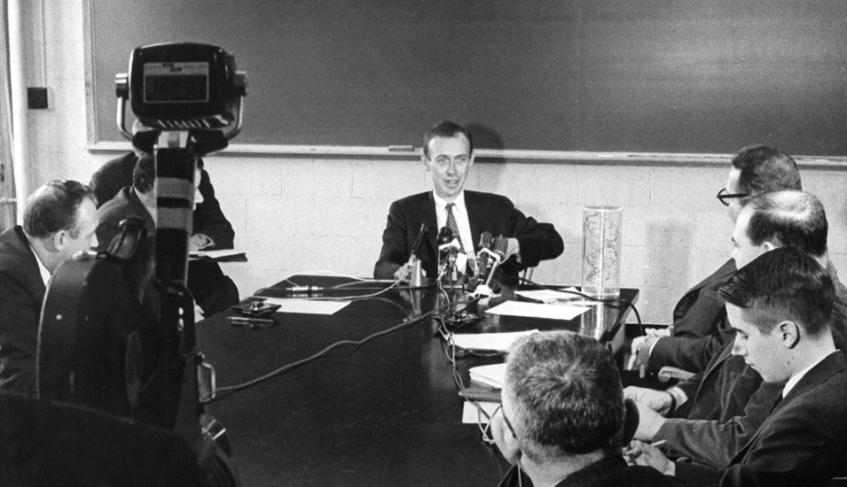 Der US-amerikanische Biologie-Professor James Dewey Watson 1962 bei einer Pressekonferenz nach der Zuerkennung des Medizin-Nobelpreises für die Entdeckung der DNA-Struktur.