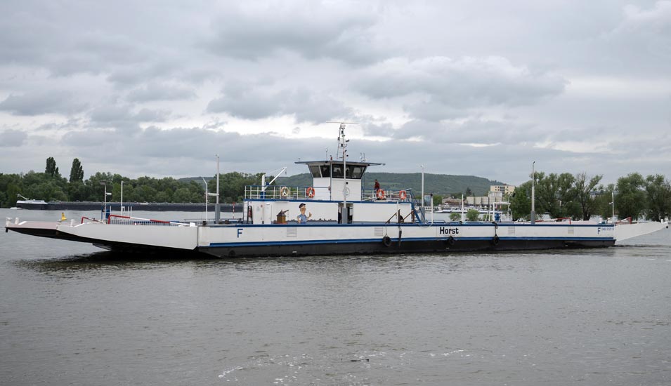 Die Rheinfähre "Horst", die mit digitalen Assistenzsystemen für Forschungszwecke ausgerüstet ist, fährt auf dem Rhein.