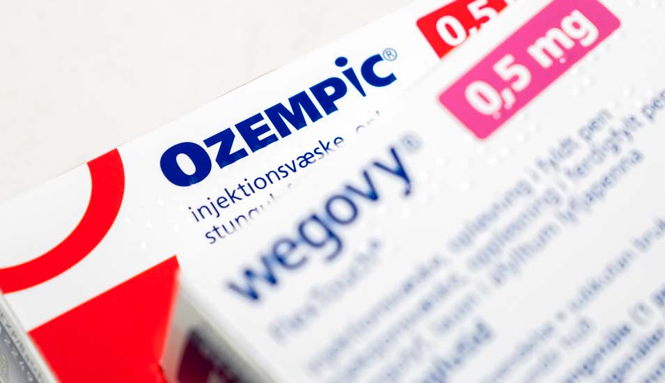Je eine Packung der Medikamente Ozempic and Wegovy mit dem Wirkstoff Semaglutid der Pharmafirma Novo Nordisk.