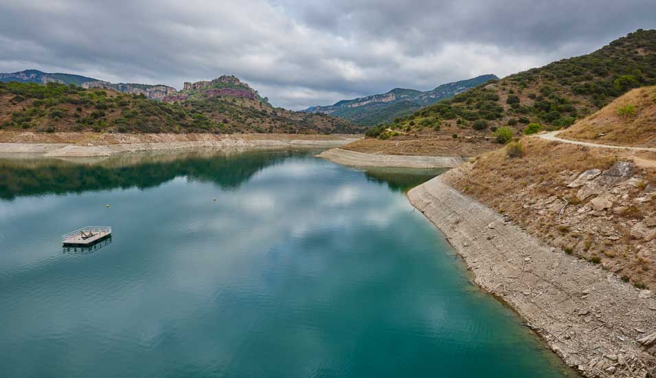 Foto des Stausees Pantà de Siurana im katalonischen Naturschutzgebiet Pantano De Siurana mit sichtbar verringertem Wasserstand.