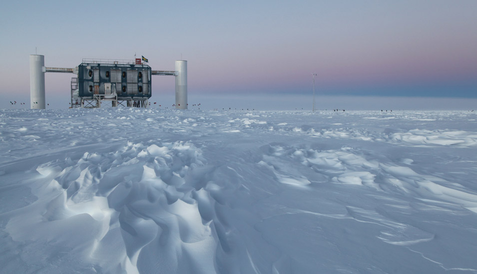 Außenansicht der Detektoranlage "IceCube" in der Antarktis, die der Erforschung von Neutrinos dient.