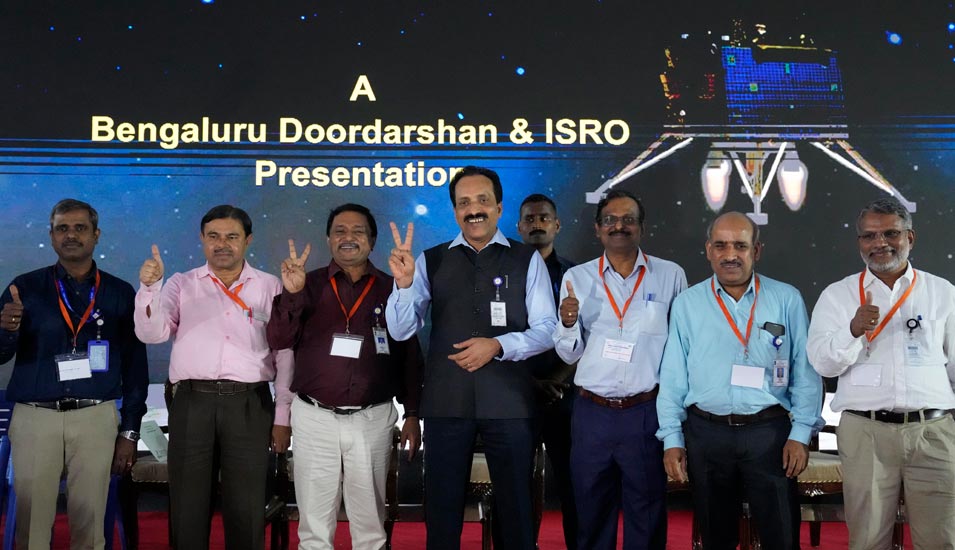 Mitarbeitende der indischen Weltraumbehöre Isro (Indian Space Research Organization) feiern die geglückte Landung der Raumsonde "Chandrayaan-3" auf dem Mond.