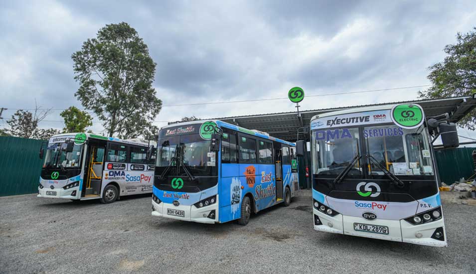 Mehrere Elektrobusse stehen auf einem Platz in Nairobi, Kenia