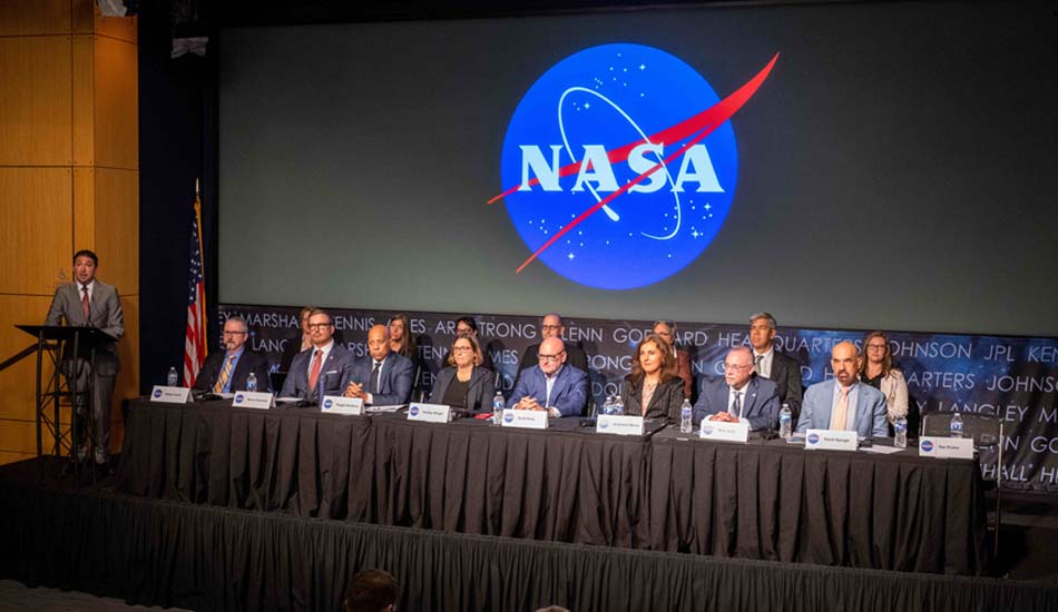 Ein Panel von Forschenden und NASA-Mitarbeitenden sitzen auf einer Bühne