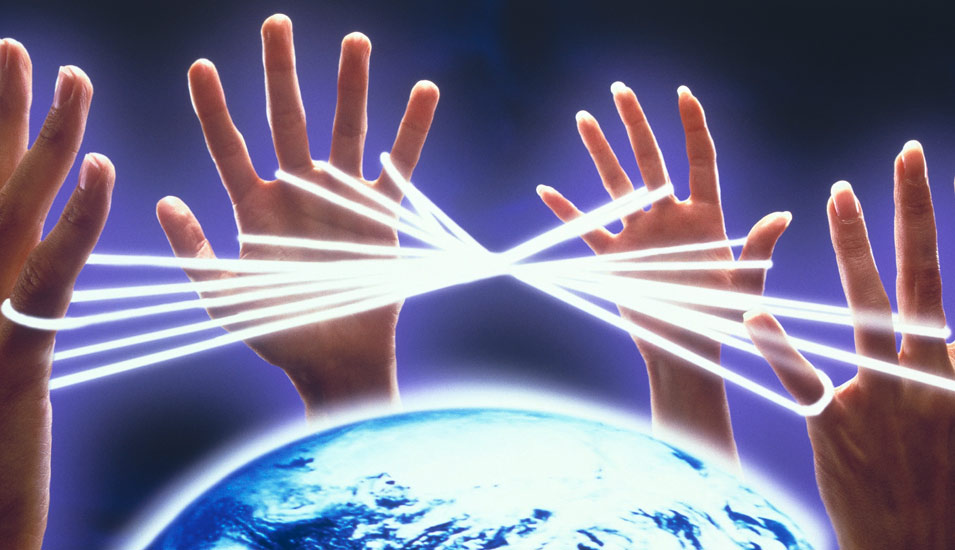 Ein Globus ist umringt  von vier Händen, die mit leuchtenden Fäden miteinander verbunden sind. 