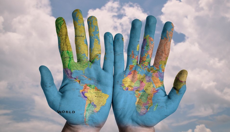 Das Bild zeigt zwei Hände mit Weltkarte.