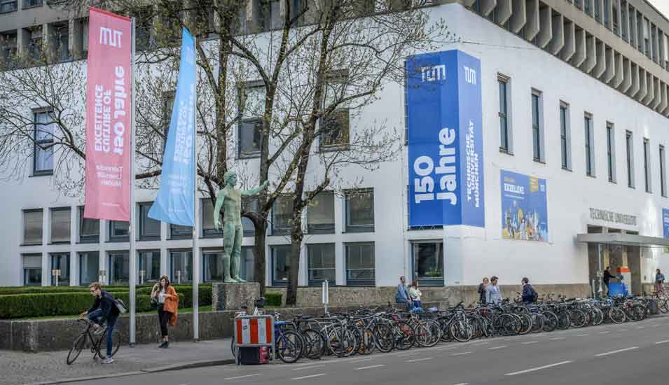 Das Foto zeigt das Hauptgebäude der TU München.