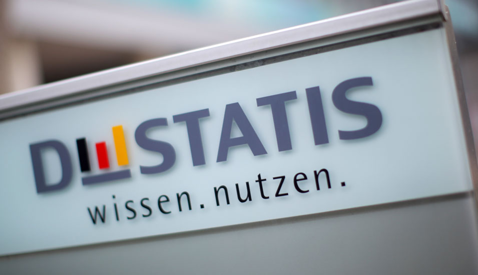 Das Foto zeigt ein Schild des Statistischen Bundesamtes in Wiesbaden.