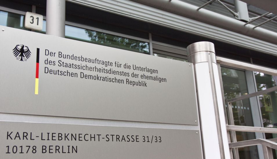 Foto eines Schilds der  Hauptstelle der Behörde des Bundesbeauftragten für die Stasiunterlagen der ehemaligen DDR, Berlin.