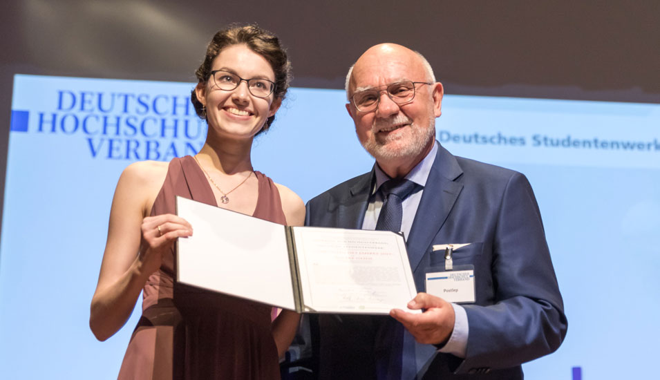 Medizin-Studentin Wiebke Gehm von der Universität Rostock mit dem Präsidenten des Deutschen Studentenwerks, Professor Rolf-Dieter Postlep.
