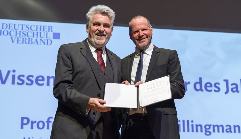 Der Minister für Wirtschaft, Wissenschaft und Digitalisierung des Landes Sachsen-Anhalt, Professor Armin Willingmann, wurde ausgezeichnet von dem Präsidenten des Deutschen Hochschulverbandes, Professor Dr. Bernhard Kempen.
