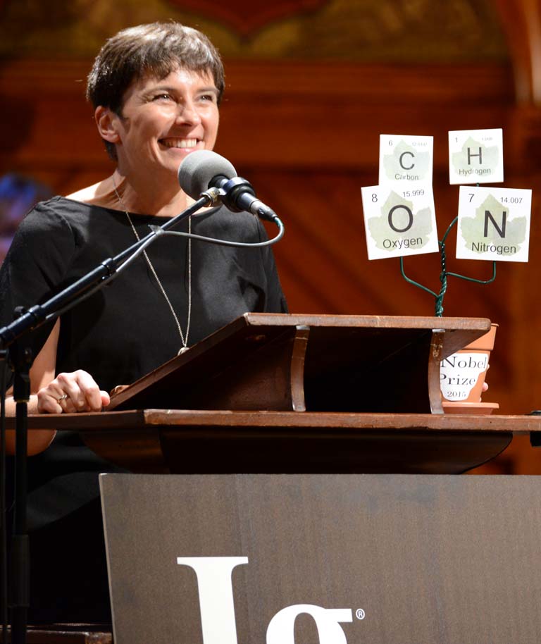 Dr. Elisabeth Oberzaucher mit ihrem "Blumenkübel", dem Ig-Nobelpreis 2015