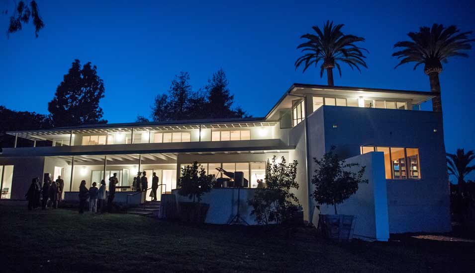 Nachtaufnahme der Villa in Los Angeles bei der Eröffnung des Thomas Mann Hauses