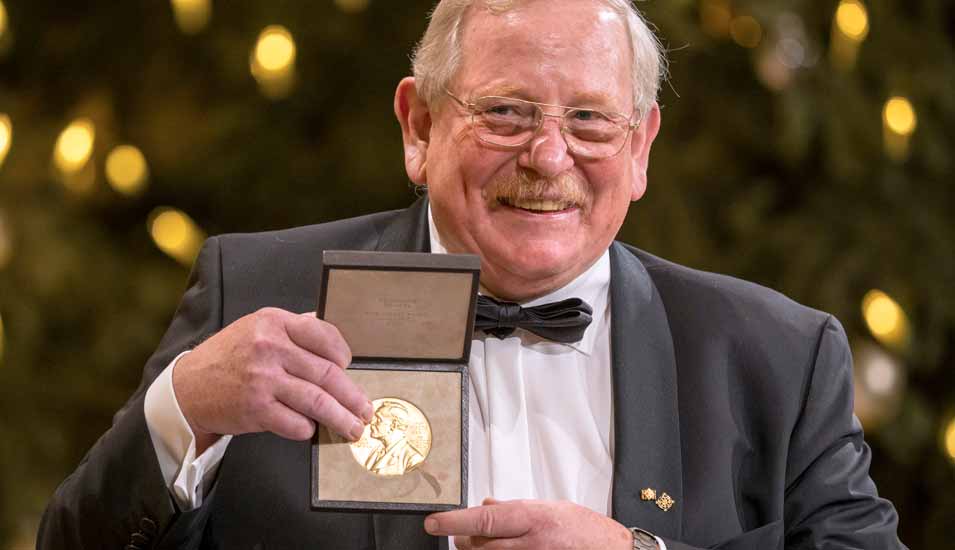 Reinhard Genzel, deutscher Physiker, hält bei der Übergabe des Nobelpreises für Physik die goldene Medaille in seinen Händen.