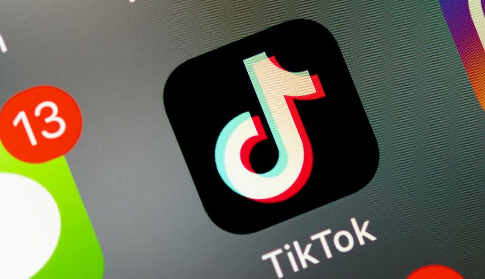 Nahaufnahme der TikTok App auf einem Smartphone-Display.