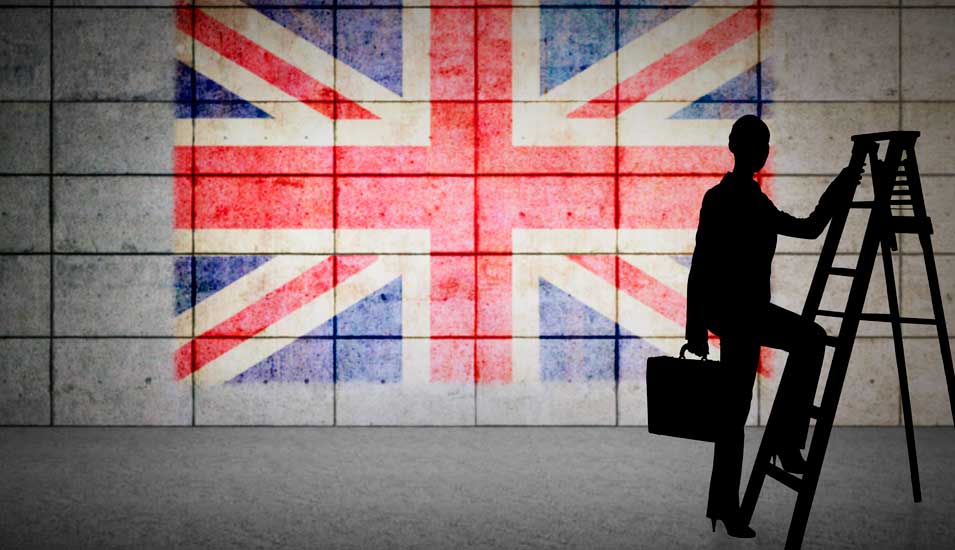 Eine Frau steigt mit Aktenkoffer auf eine Leiter. Im Hintergrund ist die britische Fahne auf eine Wand gemalt.