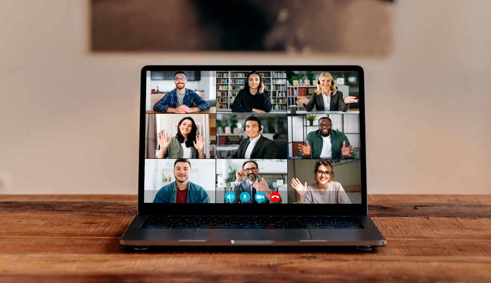 Laptopbildschirm mit einer laufenden Videokonferenz mit neun Teilnehmern