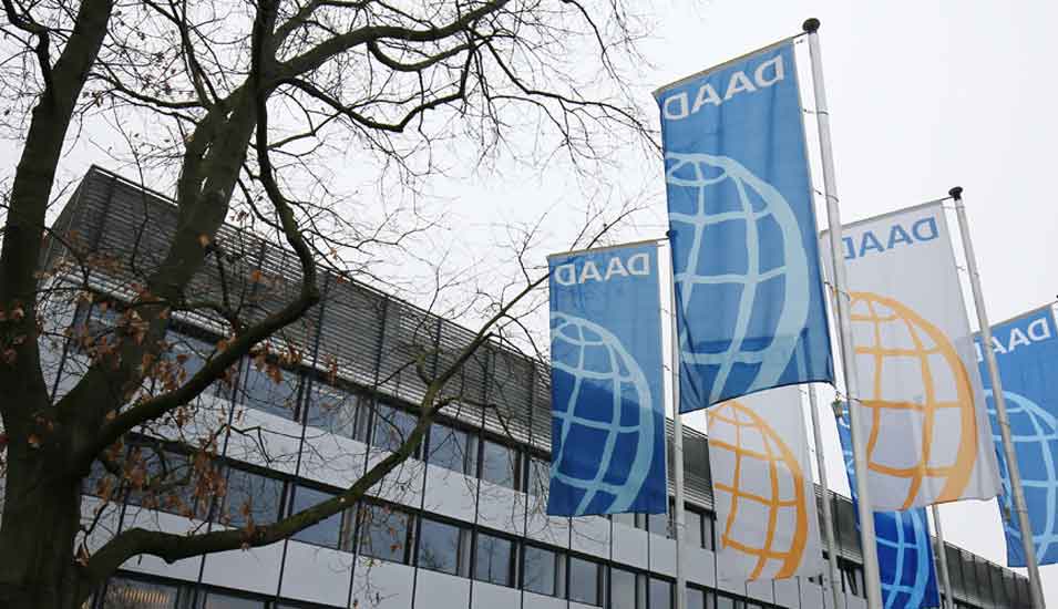 DAAD-Gebäude in Bonn mit Flaggen der Organisation.