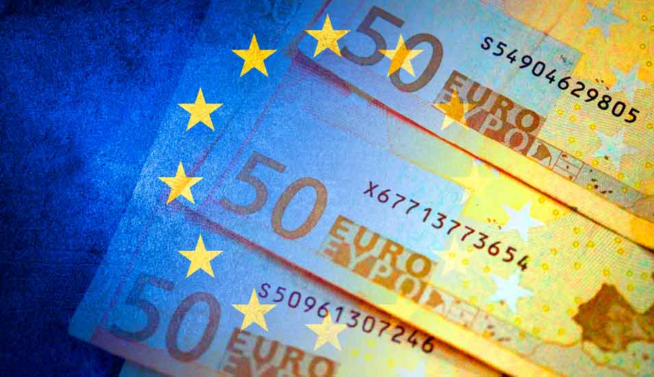 EU-Flagge mit 50-Euro-Banknoten