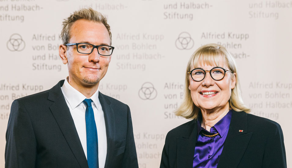 Portraitfoto von Preisträger Professor Lucas T. Jae und der Kuratoriumsvorsitzenden der Krupp-Stiftung, Professorin Ursula Gather. 