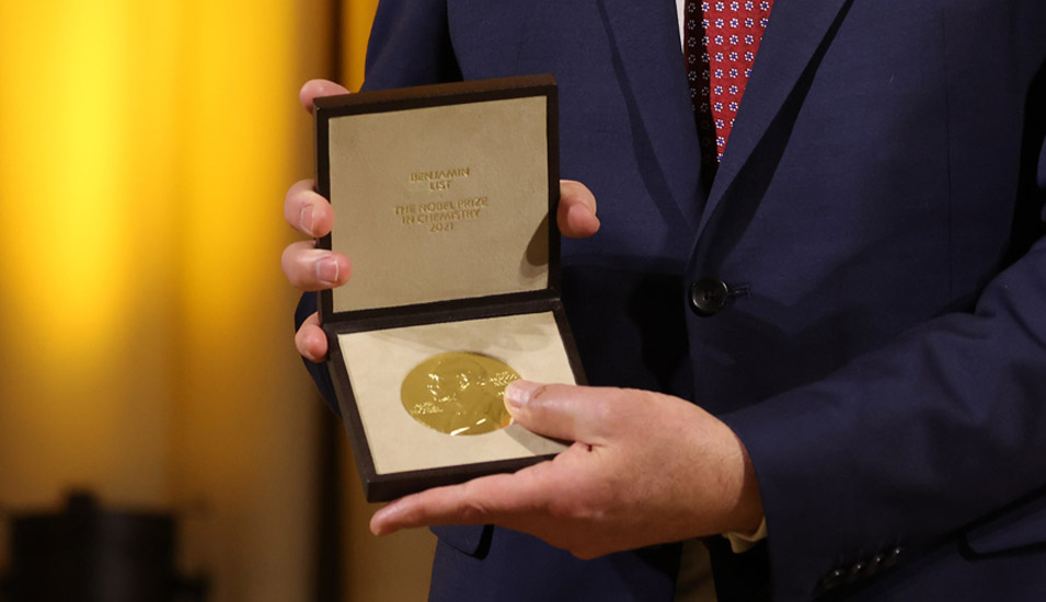 Benjamin List hält seine Nobelmedaille in einer Schatulle in seinen Händen