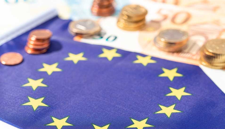 EU-Flagge und Euroscheine und -münzen