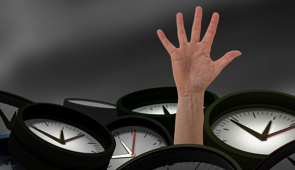 Große Uhren liegen am unteren Bildrand, eine menschliche Hand ragt heraus, als würde jemand in den Uhren ertrinken.