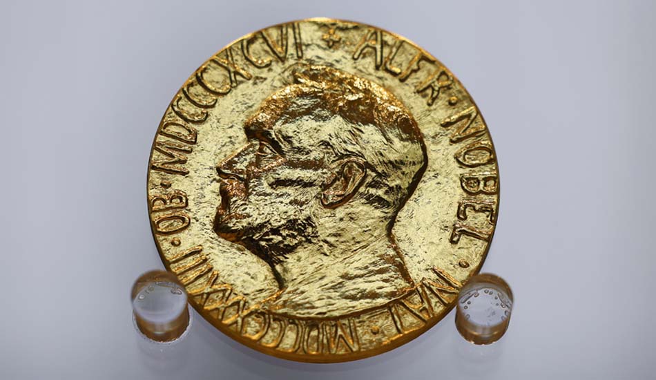 Ein Foto der Nobelpreis-Medaille mit dem Abbild des schwedischen Unternehmers und Stifters Alfred Nobel