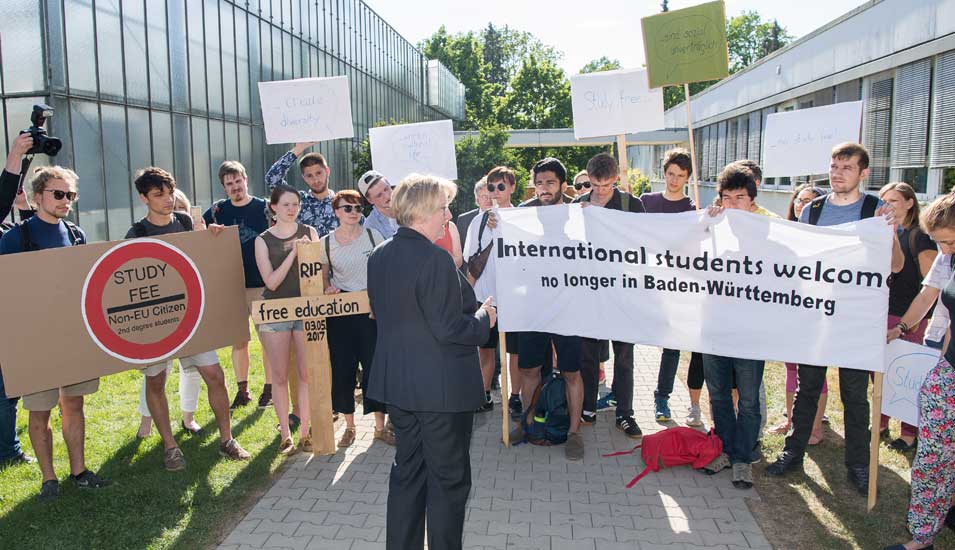 Theresia Bauer zwischen protestierenden Studierenden. 