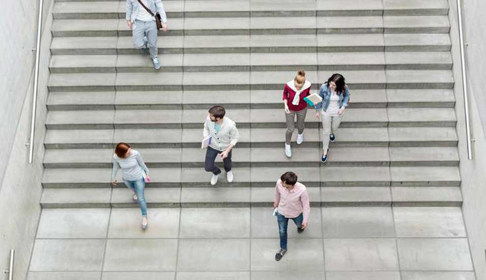 Studierende gehen eine Treppe herunter