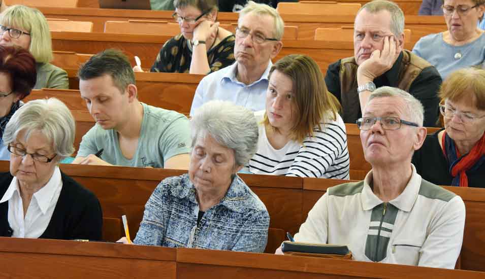 Das Foto zeigt mehrere Senioren als Gaststudenten an der Universität Halle-Wittenberg