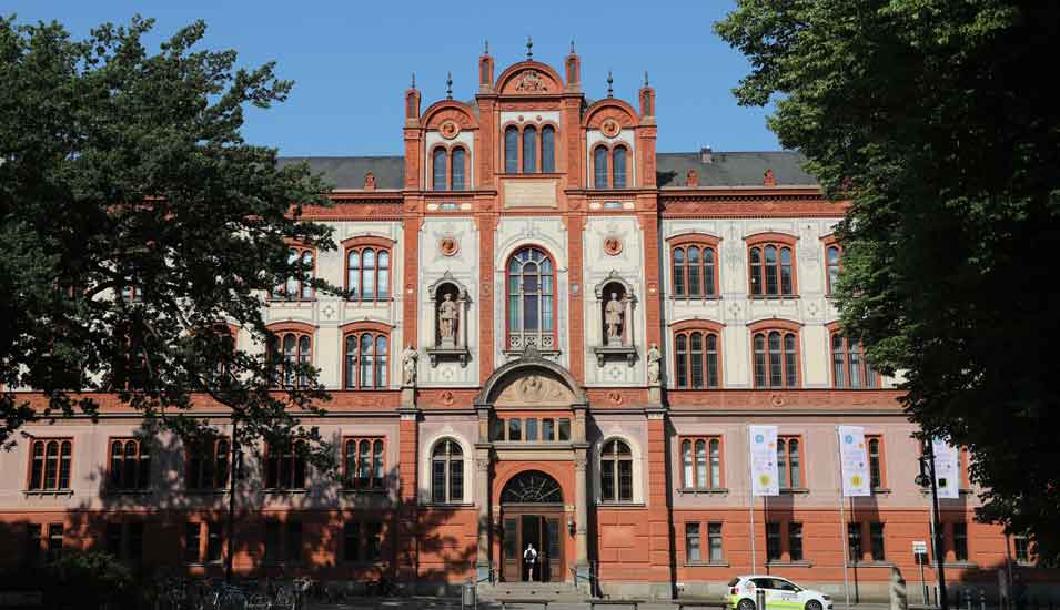 Das Foto zeigt das Hauptgebäude der Universität Rostock