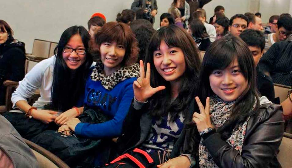 Das Foto zeigt Studierende aus Asien bei der Semestereröffnung an der Universität Jena