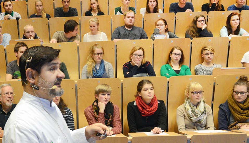 Das Foto zeigt einen Medizinprofessor in einem Hörsaal der Universität Halle-Wittenberg