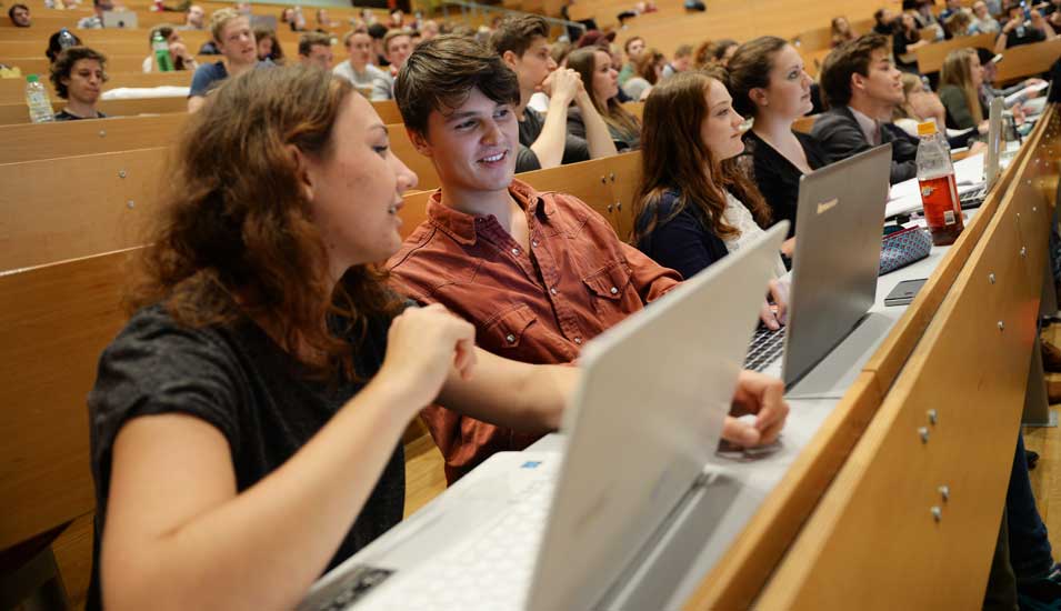 Das Foto zeigt Studierende in einem Hörsaal der Universität Konstanz.