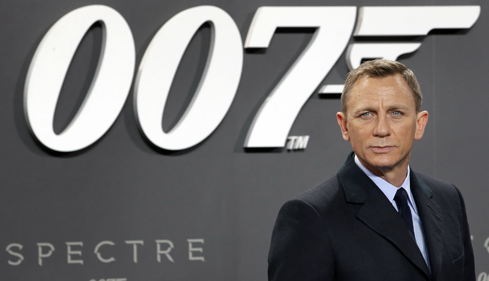 Das Foto zeigt den James-Bond-Darsteller Daniel Craig vor dem Schriftzug "007".