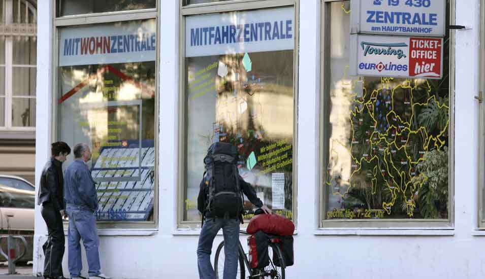 Das Foto zeigt die Fensterfrongt einee Mitwohnzentrale in Leipzig.
