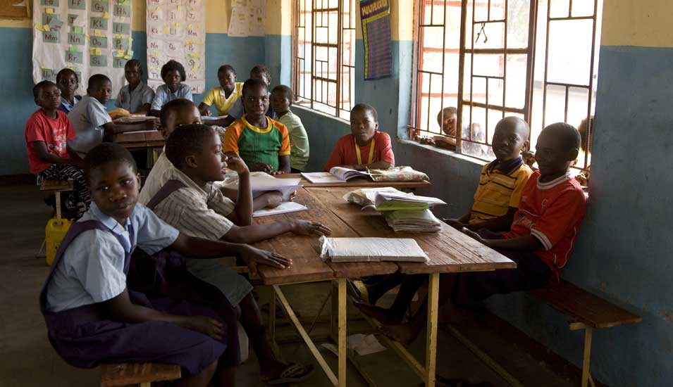 Das Foto zeigt Schüler in einer Klasse in einem afrikanischen Dorf in Sambia.