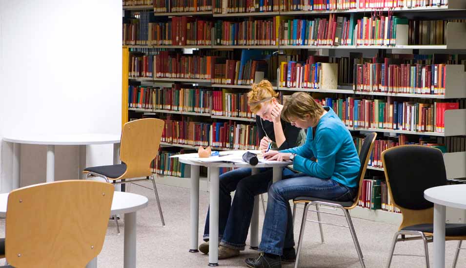 Zwei Studentinnen beim Lernen in der Universitätsbibliothek Münster