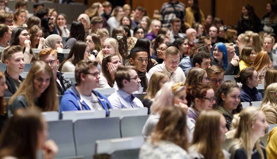 Das Foto zeigt einen Blick in einen Hörsaal der Universität zu Köln mit Studienanfängern.