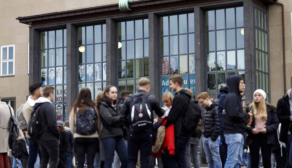 Studierende vor dem Gebäude der Universität zu Köln bei der Erstsemester-Begrüßung zum Wintersemester 2019/2020