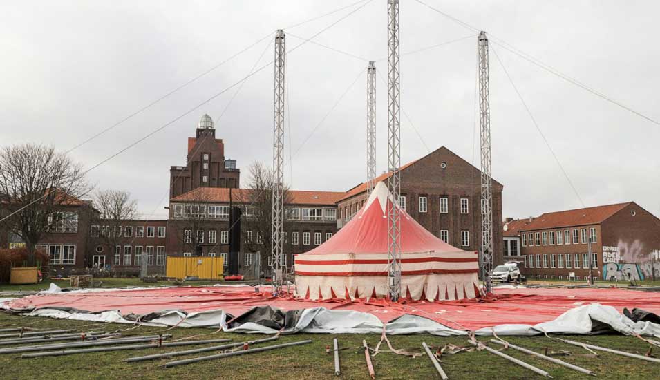 Bau eines Zirkuszeltes vor der Universität Braunschweig