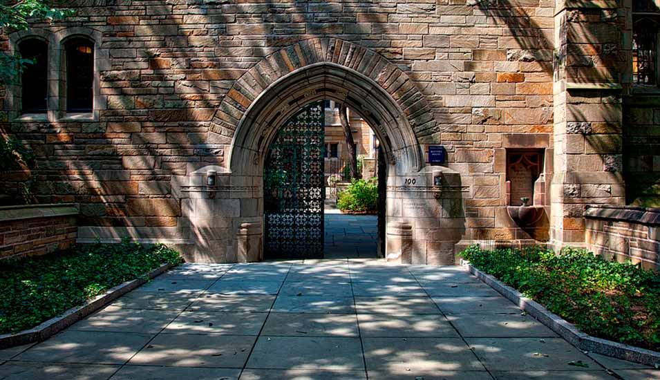 Eingang der Universität Yale