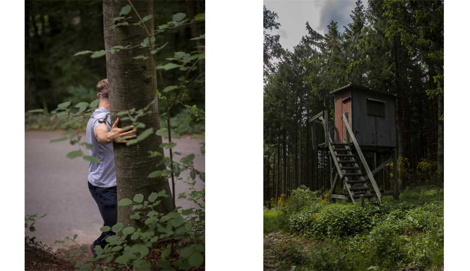 Fotos von einer Person hinter einem Baumstamm und von einem Jagdhochsitz im Wald