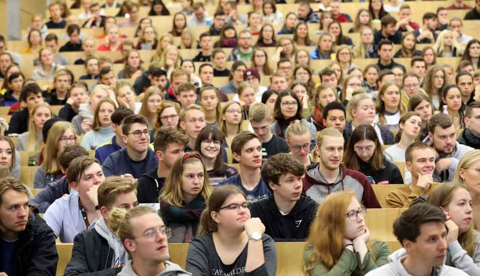 Das Foto zeigt einen vollen Hörsaal mit Erstsemestern an der Uni Rostock.