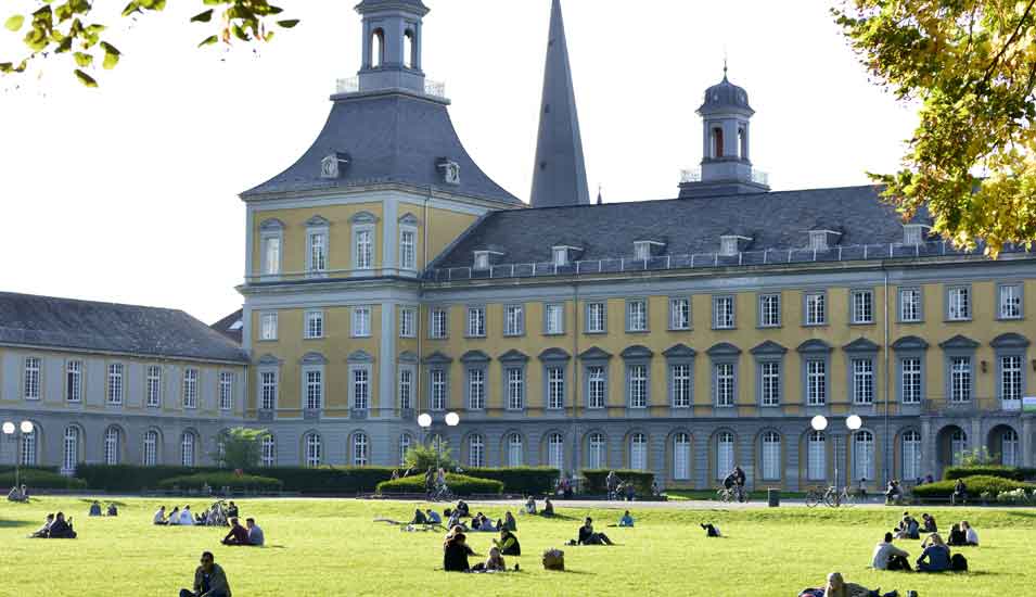 Das Foto zeigt die Universität Bonn mit Teilen der Hofgartenwiese.