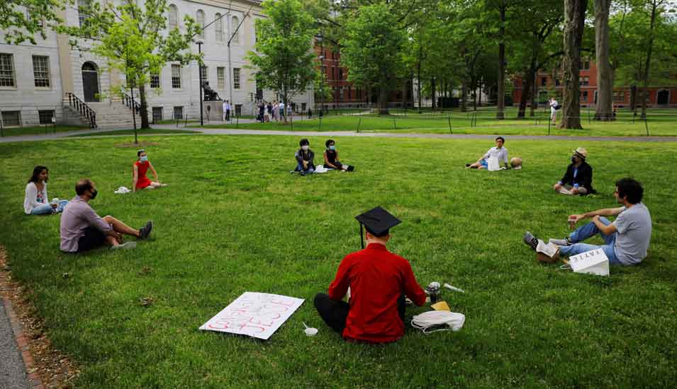 Das Foto zeigt Studierende an der Harvard University in den USA mit Abstand aufgrund der Corona-Pandemie.